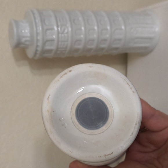 Vintage Leaning Tower Of Pisa White Ceramic Cheese Shaker - Picture 5 of 5